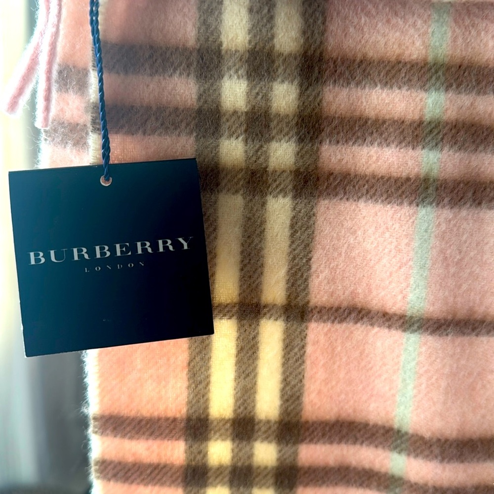 BURBERRY 🚨NEW beautiful rare pink scarf baby blue stripe